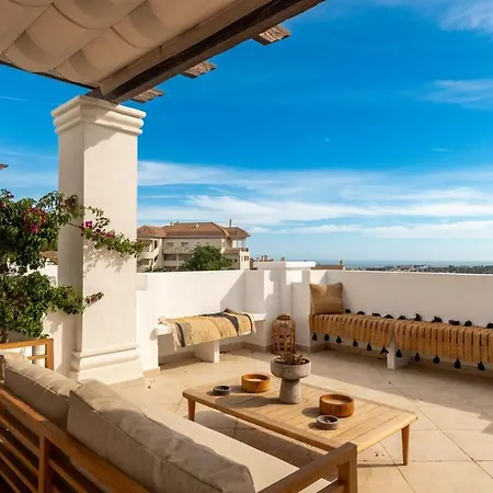 Penthouse With Sea View, Gym & Pool In Puerto Banus *