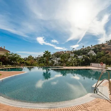 Apartment Penthouse With Sea View, Gym & Pool In Puerto Banus *